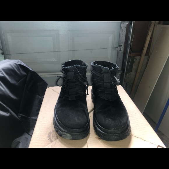 Black boots - Picture 2 of 5